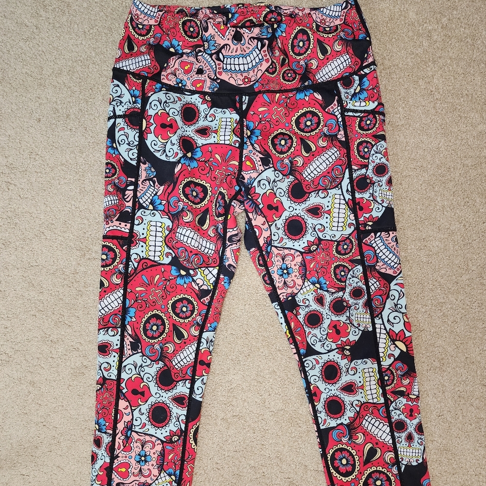 CVG Fiesta Skulls capri length leggings in size S